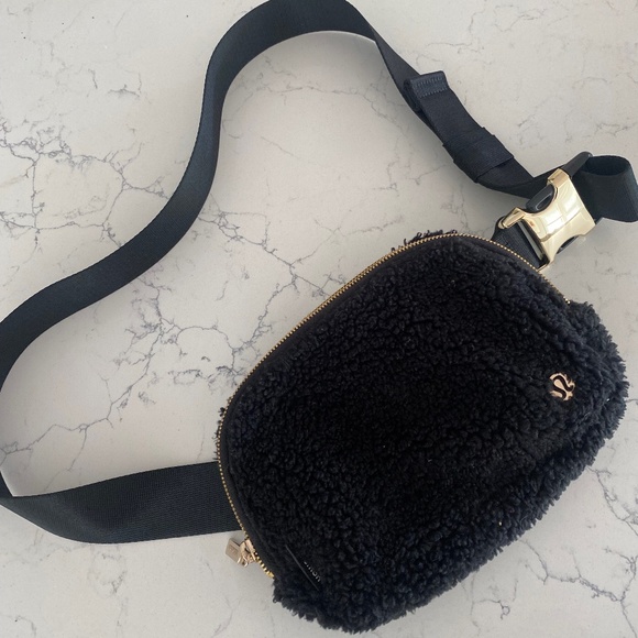 Lululemon black everywhere belt bag - Picture 1 of 6